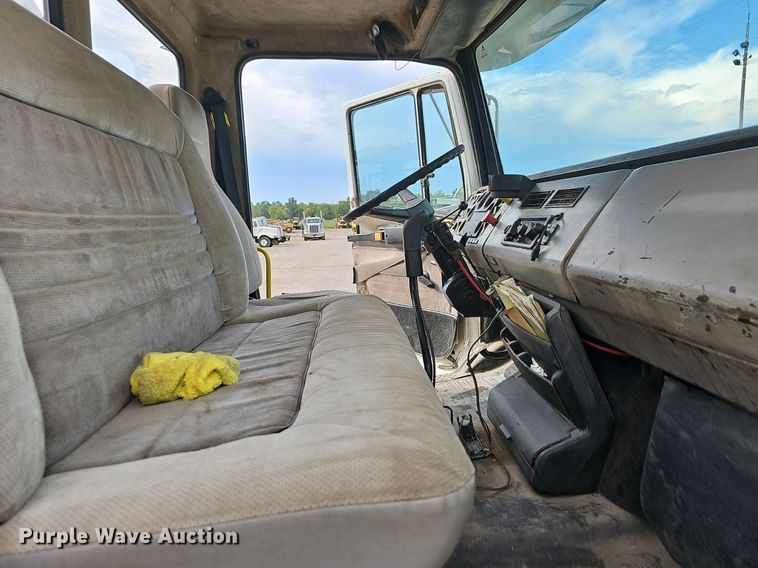 image for item OG9441 2000 Freightliner FL112  semi truck