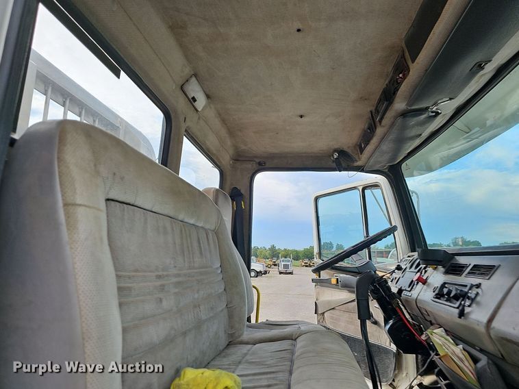 image for item OG9441 2000 Freightliner FL112  semi truck