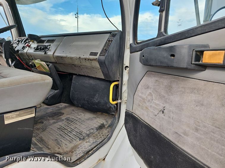 image for item OG9441 2000 Freightliner FL112  semi truck