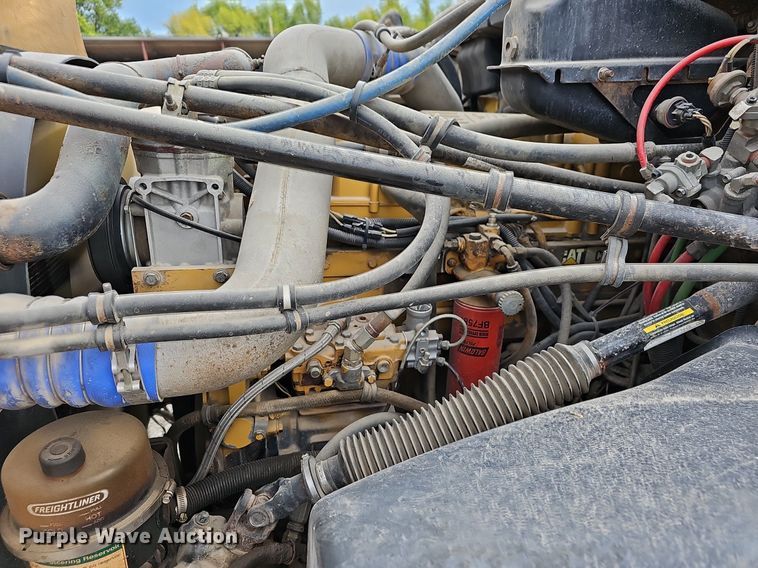 image for item OG9441 2000 Freightliner FL112  semi truck