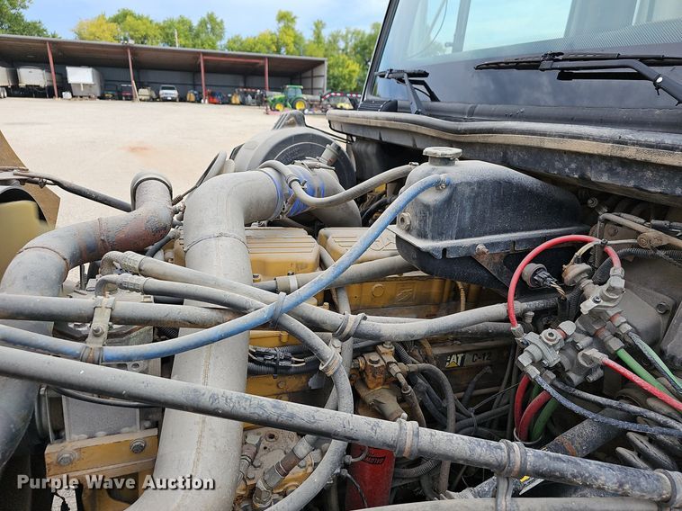 image for item OG9441 2000 Freightliner FL112  semi truck