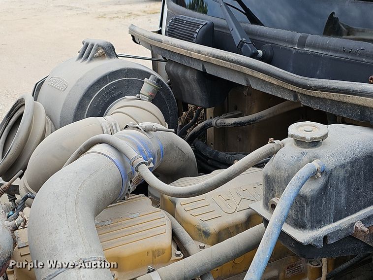 image for item OG9441 2000 Freightliner FL112  semi truck