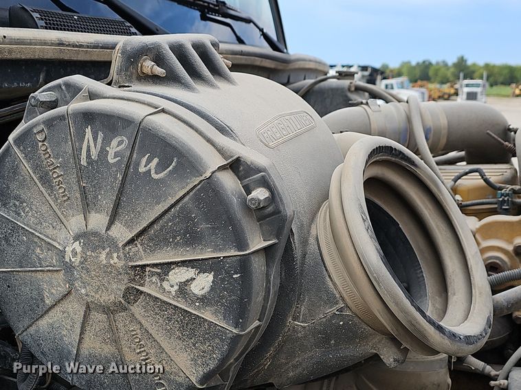 image for item OG9441 2000 Freightliner FL112  semi truck