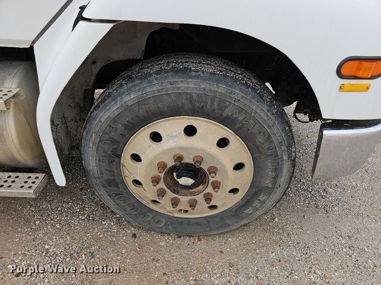 image for item OG9441 2000 Freightliner FL112  semi truck