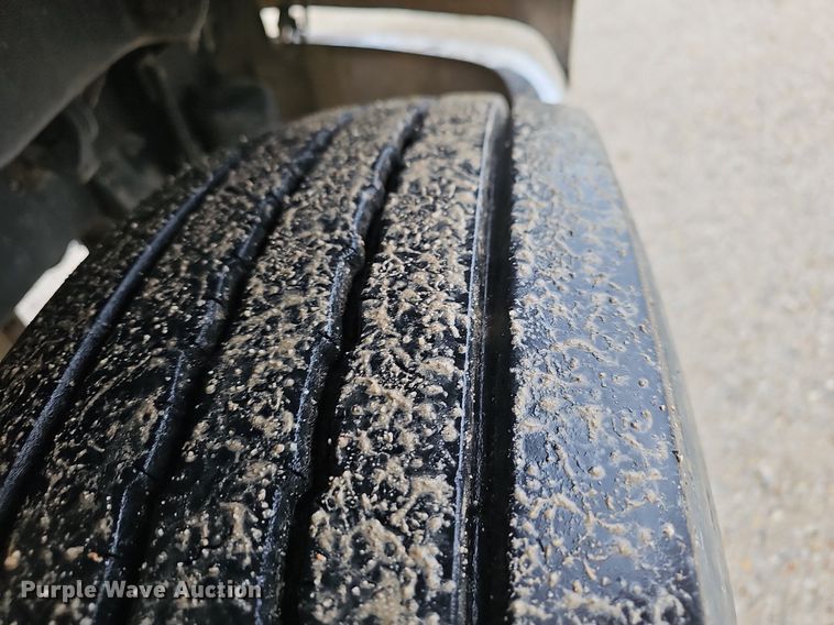 image for item OG9441 2000 Freightliner FL112  semi truck