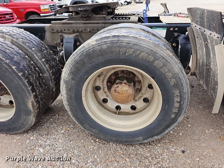 image for item OG9441 2000 Freightliner FL112  semi truck