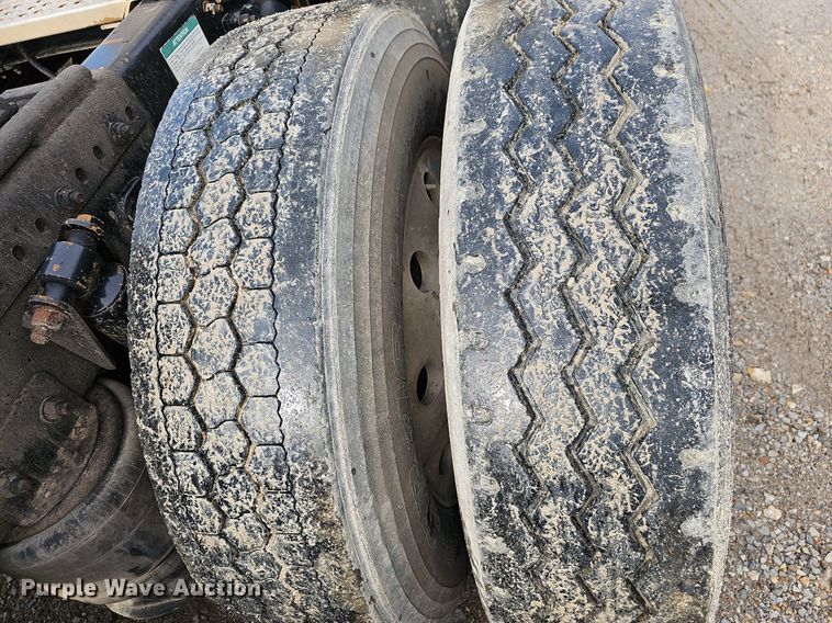 image for item OG9441 2000 Freightliner FL112  semi truck