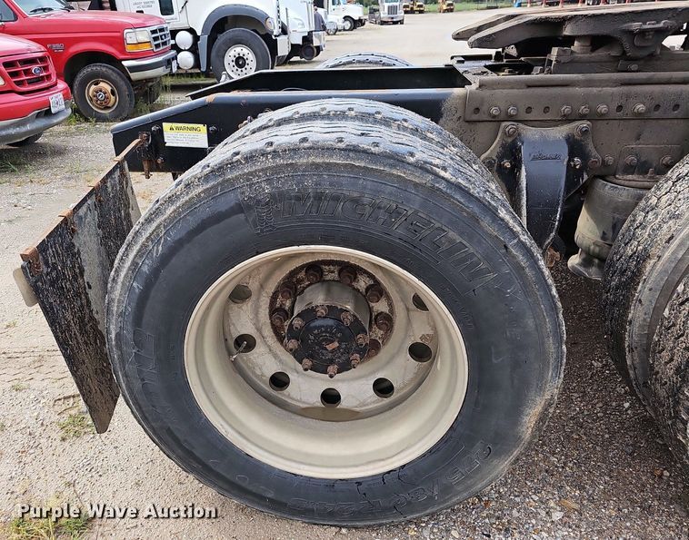 image for item OG9441 2000 Freightliner FL112  semi truck