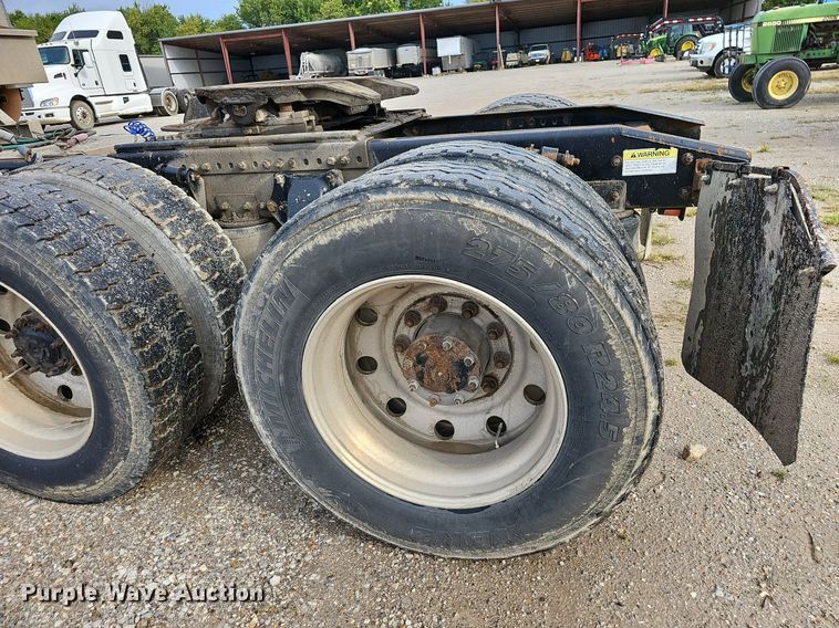 image for item OG9441 2000 Freightliner FL112  semi truck