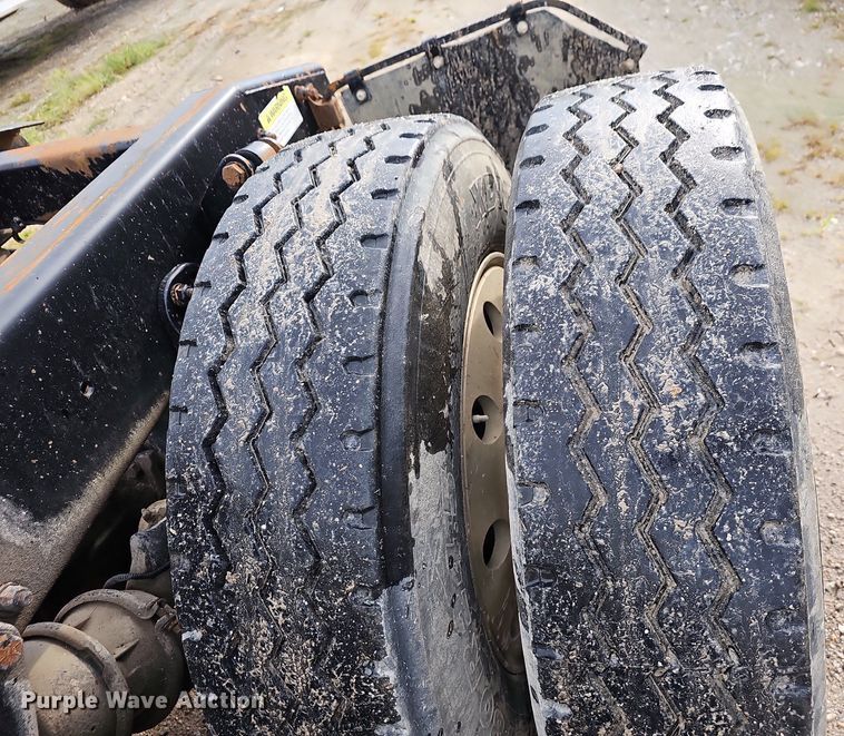 image for item OG9441 2000 Freightliner FL112  semi truck