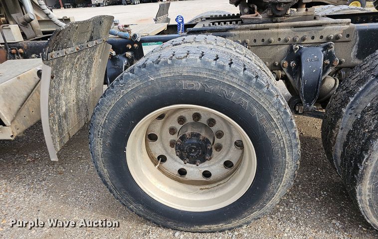 image for item OG9441 2000 Freightliner FL112  semi truck