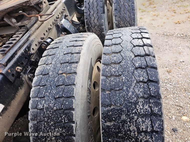 image for item OG9441 2000 Freightliner FL112  semi truck