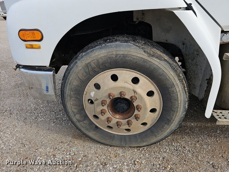 image for item OG9441 2000 Freightliner FL112  semi truck