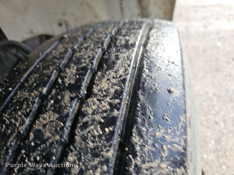 image for item OG9441 2000 Freightliner FL112  semi truck