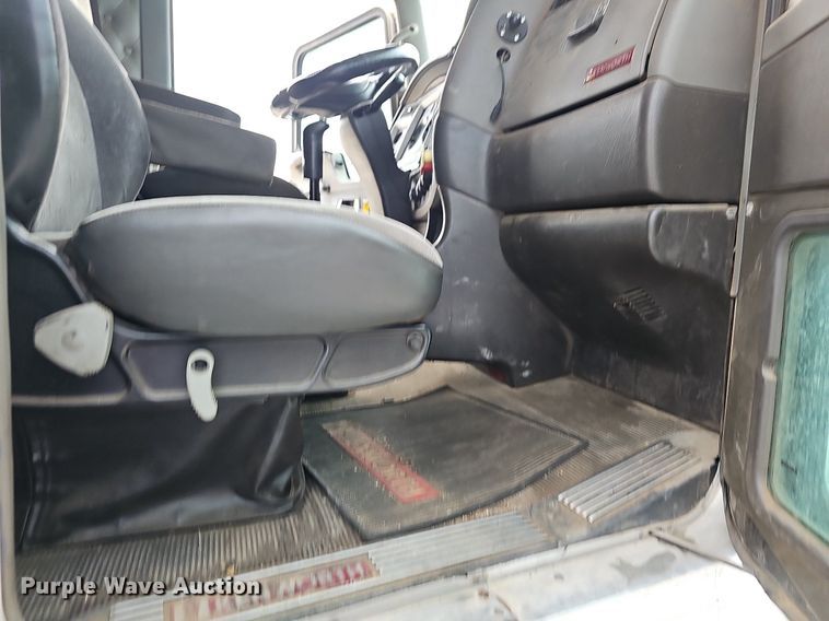 image for item OG9443 2012 Kenworth T660  semi truck