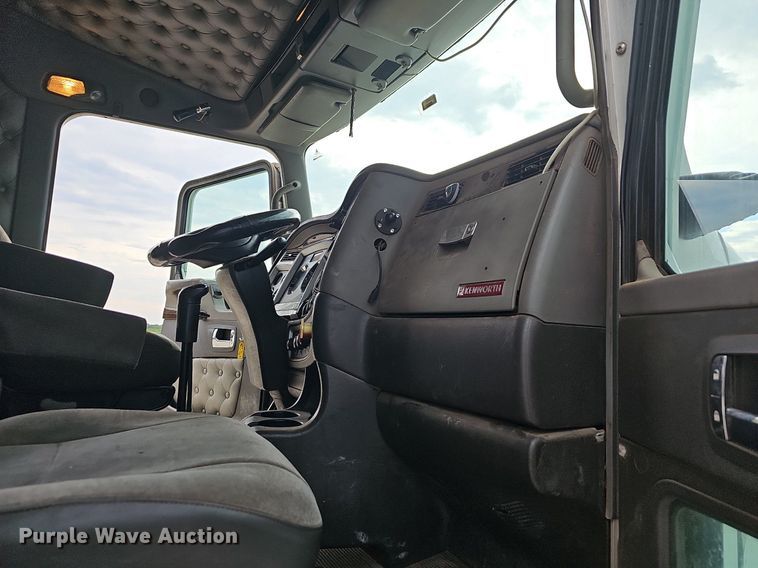 image for item OG9443 2012 Kenworth T660  semi truck