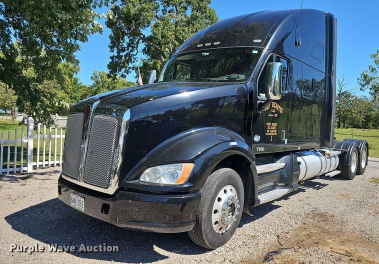 image for item OG9448 2012 Kenworth T700  semi truck