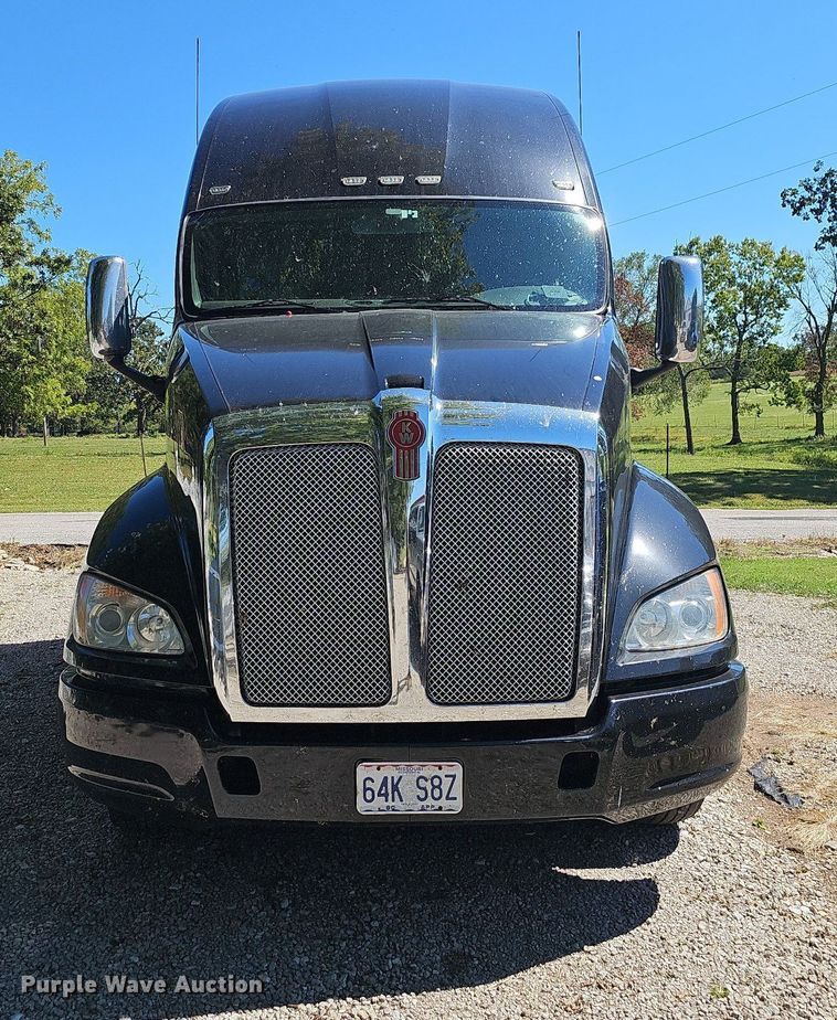 image for item OG9448 2012 Kenworth T700  semi truck