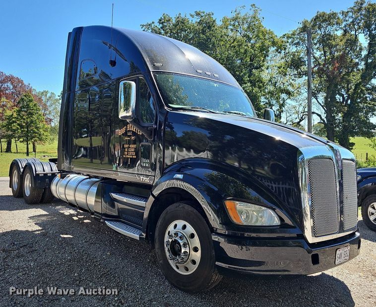 image for item OG9448 2012 Kenworth T700  semi truck