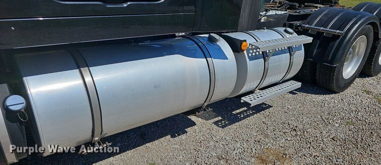 image for item OG9448 2012 Kenworth T700  semi truck