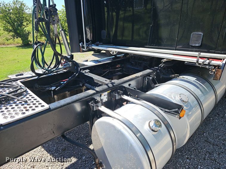 image for item OG9448 2012 Kenworth T700  semi truck