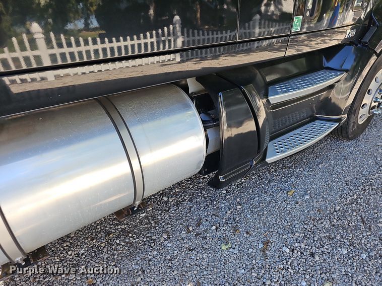 image for item OG9448 2012 Kenworth T700  semi truck