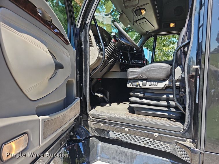 image for item OG9448 2012 Kenworth T700  semi truck