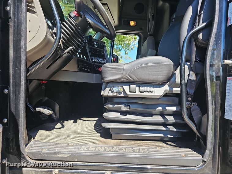 image for item OG9448 2012 Kenworth T700  semi truck