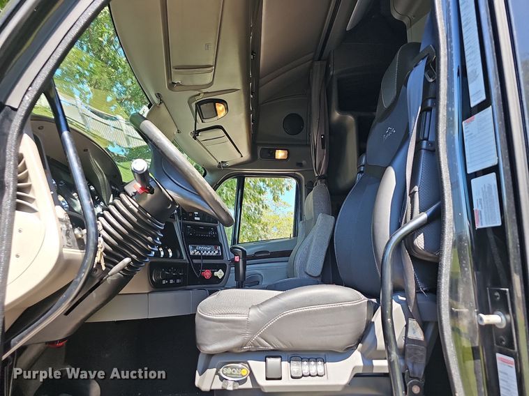 image for item OG9448 2012 Kenworth T700  semi truck