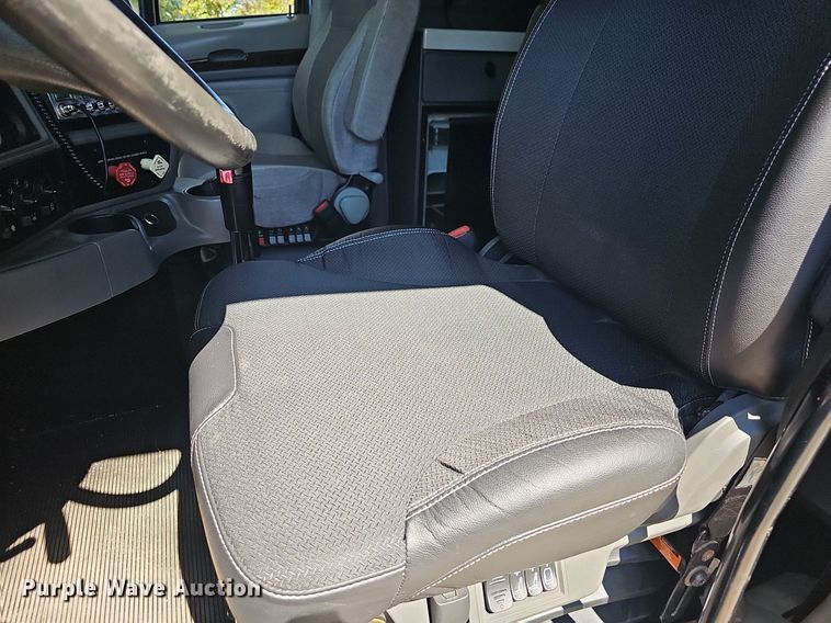 image for item OG9448 2012 Kenworth T700  semi truck