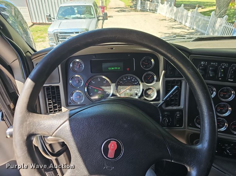 image for item OG9448 2012 Kenworth T700  semi truck