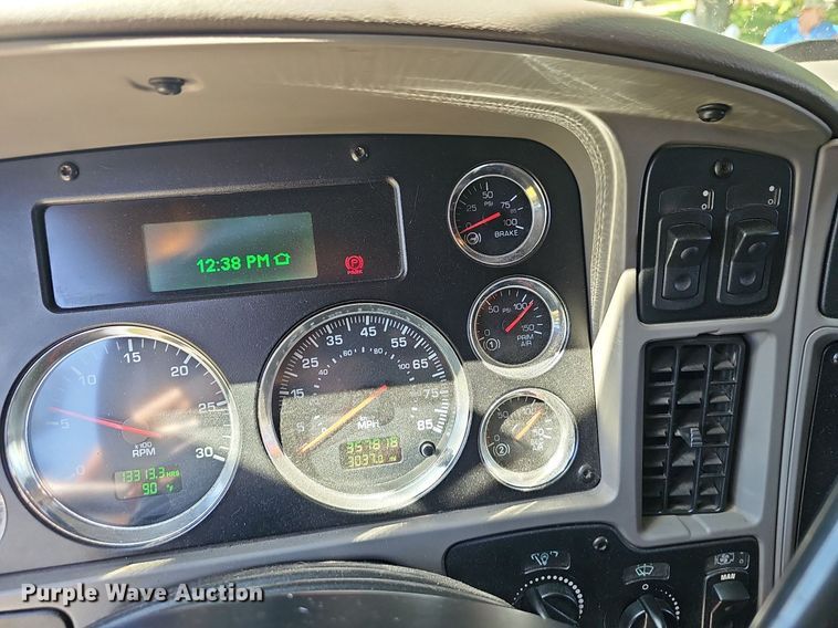 image for item OG9448 2012 Kenworth T700  semi truck