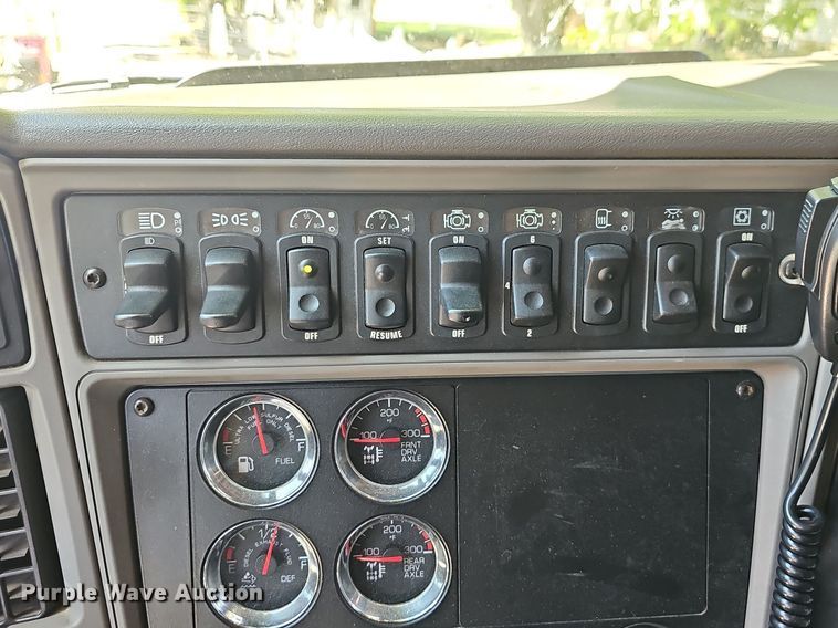 image for item OG9448 2012 Kenworth T700  semi truck