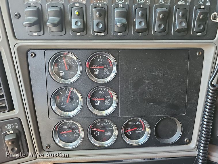 image for item OG9448 2012 Kenworth T700  semi truck