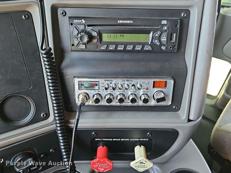 image for item OG9448 2012 Kenworth T700  semi truck