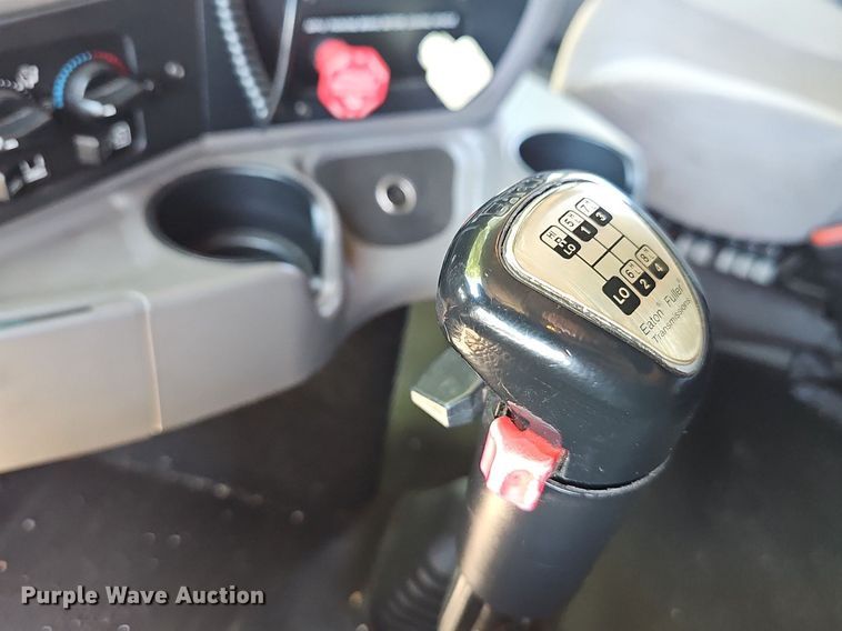 image for item OG9448 2012 Kenworth T700  semi truck