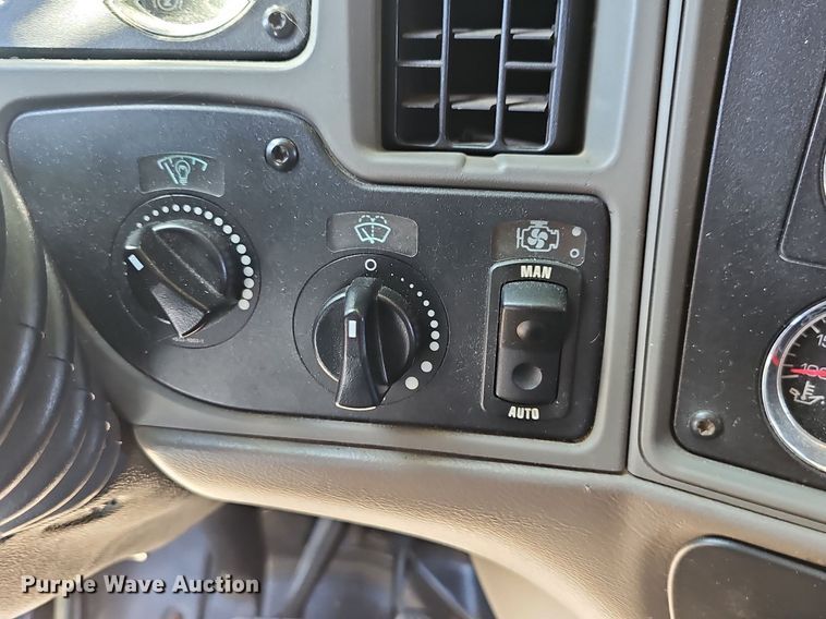 image for item OG9448 2012 Kenworth T700  semi truck