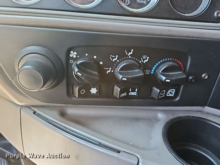 image for item OG9448 2012 Kenworth T700  semi truck