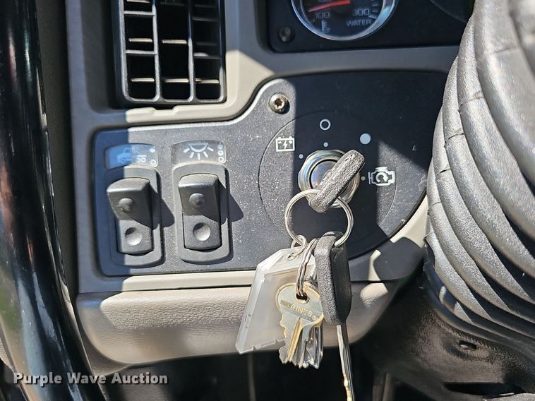 image for item OG9448 2012 Kenworth T700  semi truck