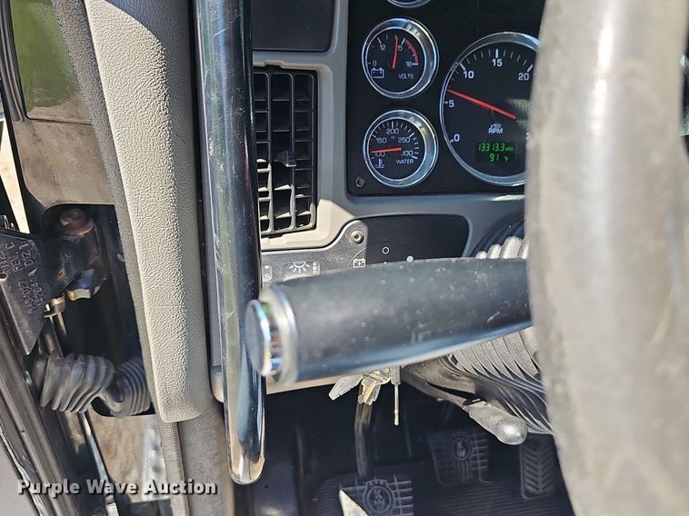 image for item OG9448 2012 Kenworth T700  semi truck