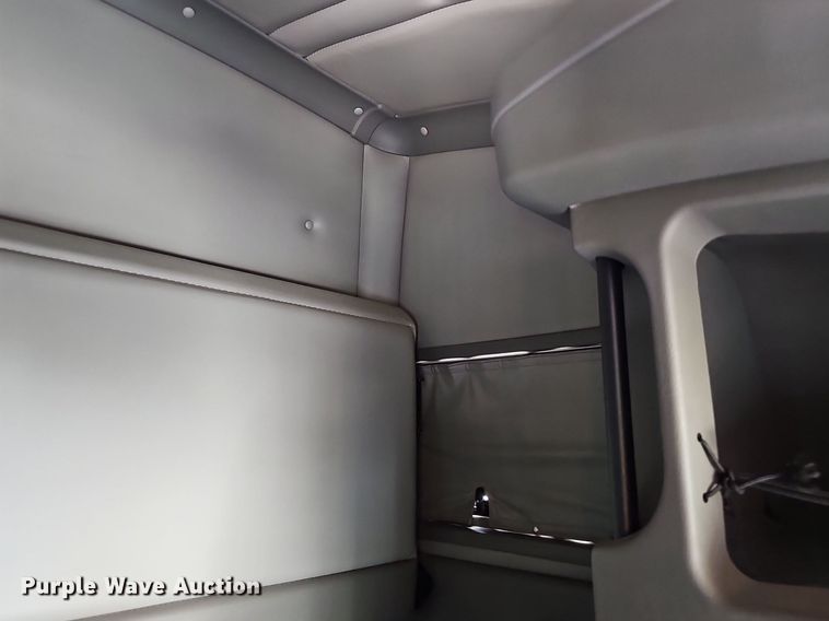 image for item OG9448 2012 Kenworth T700  semi truck