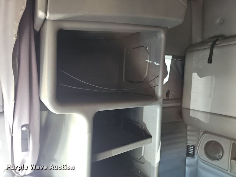 image for item OG9448 2012 Kenworth T700  semi truck