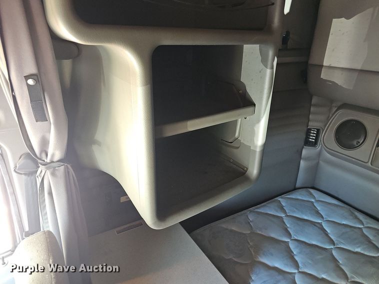 image for item OG9448 2012 Kenworth T700  semi truck