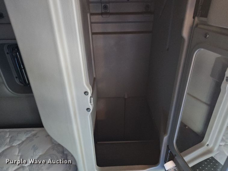 image for item OG9448 2012 Kenworth T700  semi truck