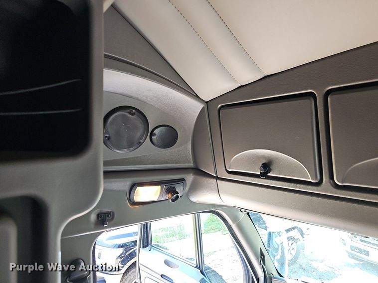 image for item OG9448 2012 Kenworth T700  semi truck