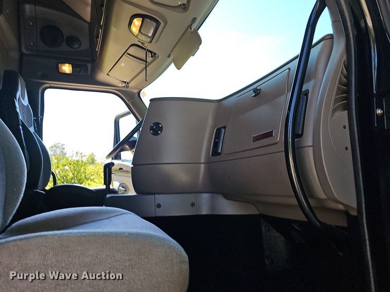 image for item OG9448 2012 Kenworth T700  semi truck