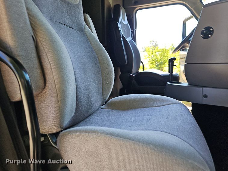 image for item OG9448 2012 Kenworth T700  semi truck