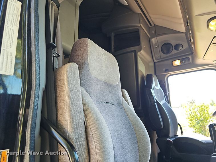 image for item OG9448 2012 Kenworth T700  semi truck