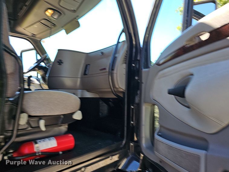 image for item OG9448 2012 Kenworth T700  semi truck