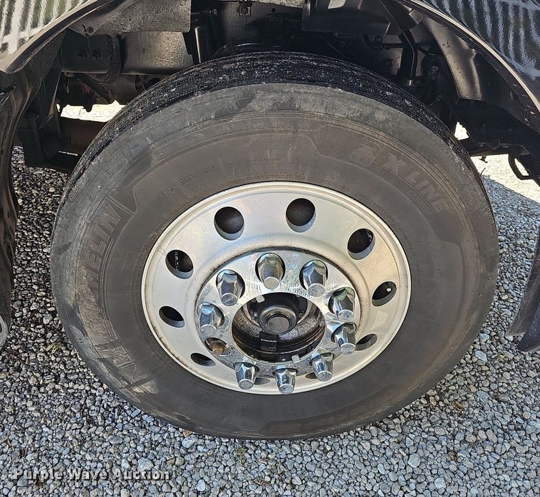 image for item OG9448 2012 Kenworth T700  semi truck